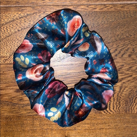 ๐
๐ฅ๐จ๐ฐ๐๐ซ ๐๐๐ ๐จ๐จ๐ง ๐๐๐ซ๐ฎ๐ง๐๐ก๐ข๐ - Picture 1 of 2